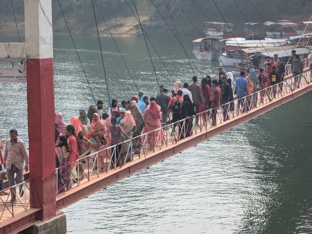 ঝুলন্ত সেতু: নিষেধাজ্ঞা প্রত্যাহারের পর পর্যটকের আনাগোনা বাড়ছে