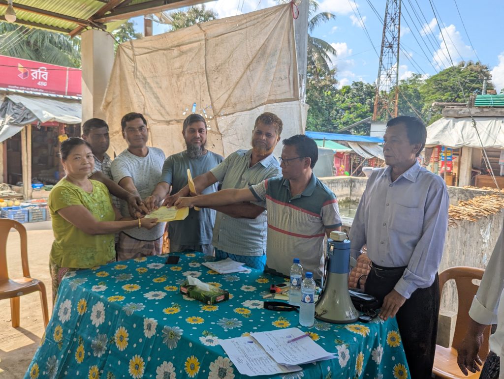 থানচিতে অগ্নি দুর্গতদের পাশে জেলা পরিষদ