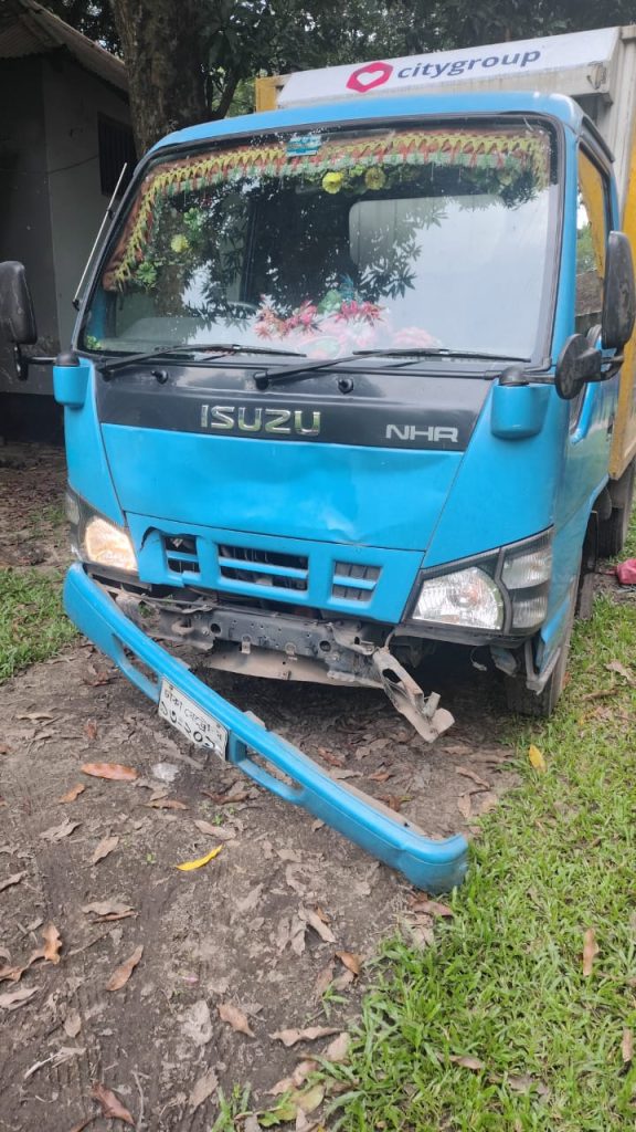 কাউখালীতে কাভার্ড ভ্যান চাপায় মোটরসাইকেল চালক নিহত