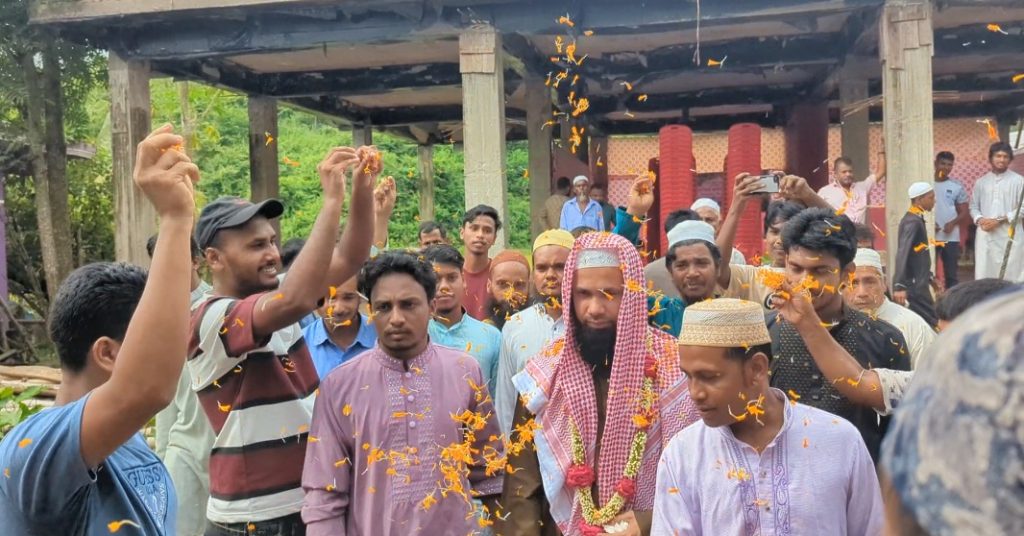 মসজিদের ইমামকে রাজকীয় বিদায় জানালেন এলাকাবাসী