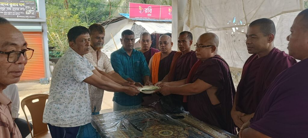 থানচিতে অগ্নি দুর্গতদের পাশে ভিক্ষু সংঘ পরিষদ