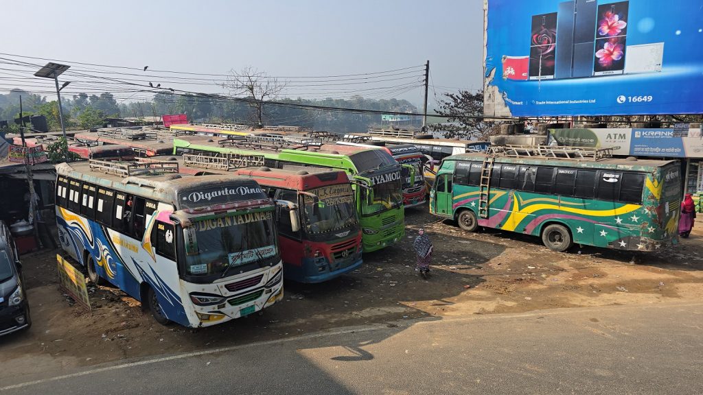 ১২ ঘণ্টা পর রাঙামাটি সড়কে বাস চলাচল শুরু
